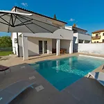 Ferienhaus Luka Mit Pool, Gelegen In Pula