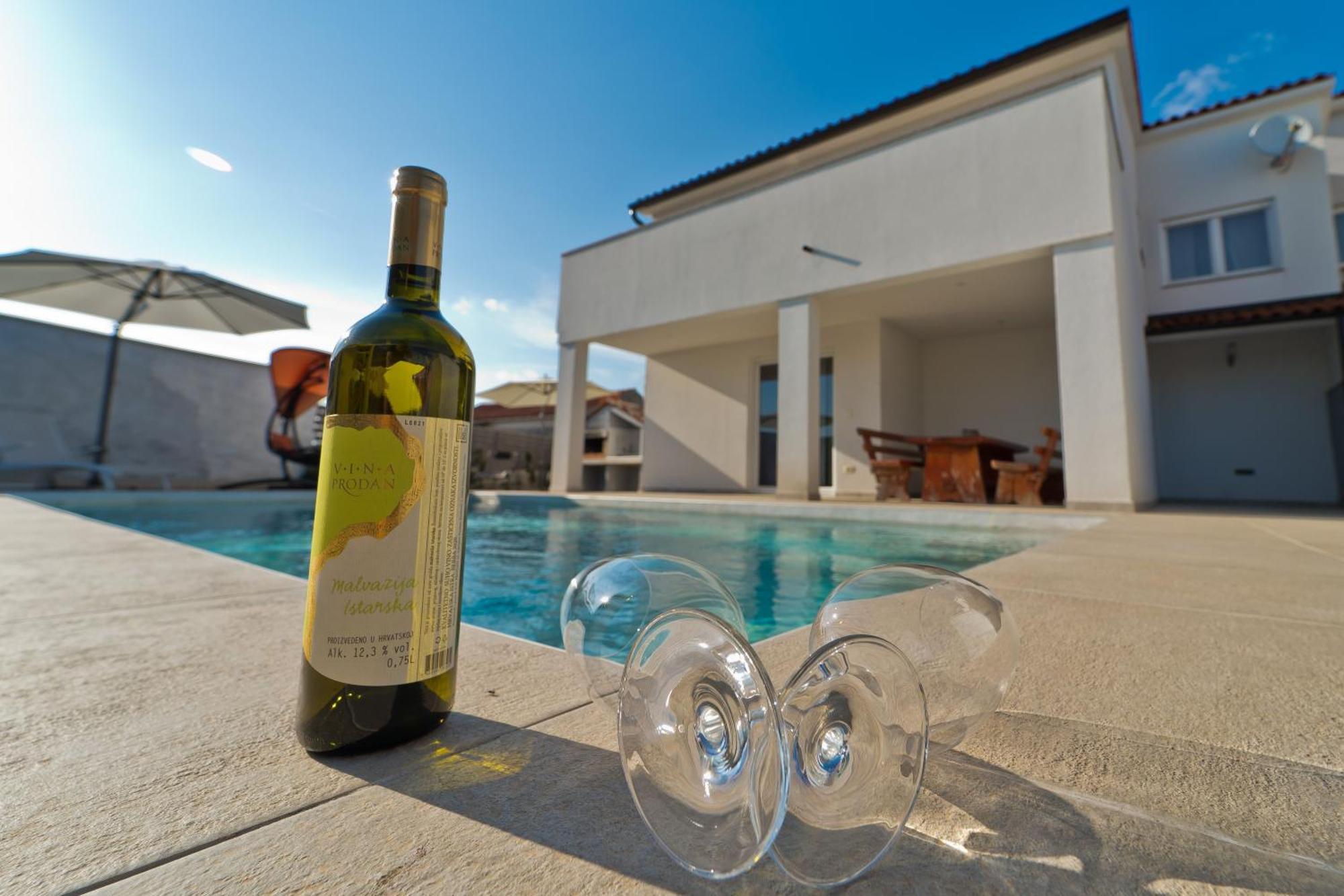 Luka With A Pool, Situated In Vikendica *
